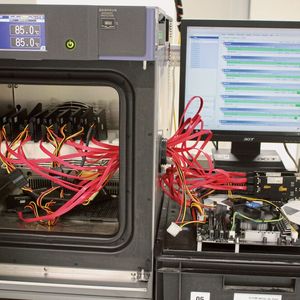 Bild 4:  HTOL-Testaufbau (High Temperature Operating Life): Der Test läuft bei bis zu 105 ° C, und alle Prüflinge werden aktiv mit dem Swissbit-Flash-Test betrieben.(Bild:  Swissbit)