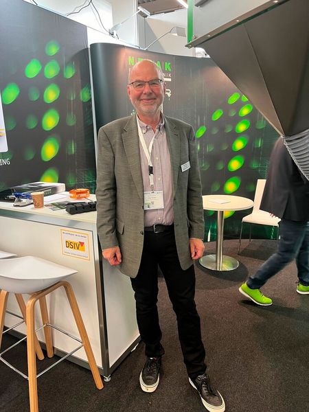 Edgar Bleeker von Nerak zeigte, dass Winkel- und Pendelbecherwerke die Lösung sind, wenn es darum geht, Schüttgüter schonend und zuverlässig zu bewegen. (Bild: SCHÜTTGUT)