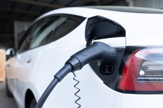 Fahrzeugbeschaffung, Ladeinfrastruktur und Energiekosten werden zunehmend zu strategischen Faktoren, die Einfluss auf Wettbewerbsfähigkeit, Finanzierung und Ausschreibungsfähigkeit haben.(Bild:  stock.adobe.com - Mediaparts)