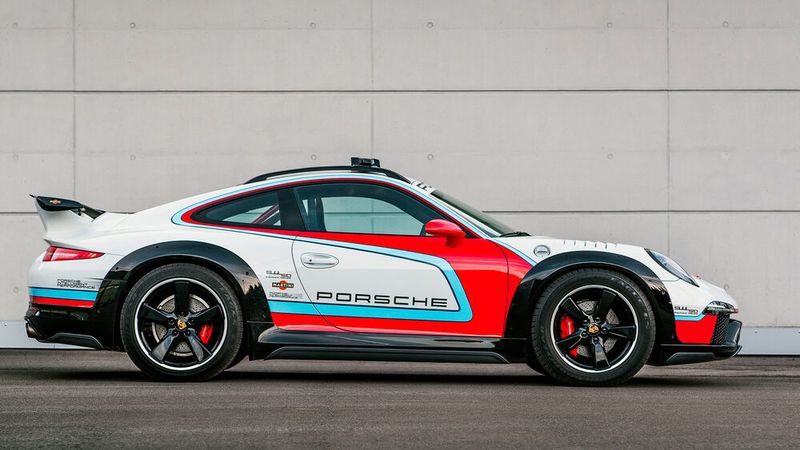 Auf Basis der Elfer-Reihe 911 wurde eine entsprechende Neuinterpretation mit verstärkten Radhäusern und hochgebockter Karosserie aufgelegt. Der fahrbare Prototyp hat zudem ein spartanisches Rallye-Cockpit, Rennsitze und Überrollbügel erhalten. (Porsche)