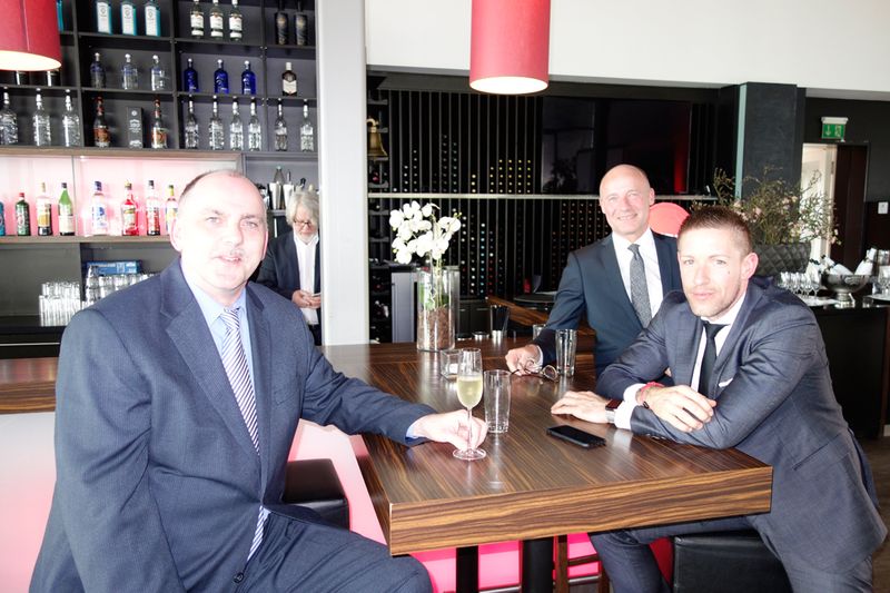 (v. l.) Manfred Schmayer, HSP Hard- und Software Partner, mit Dietrich Büchner und Maik Fassbender, OKI. (Bild: IT-BUSINESS)