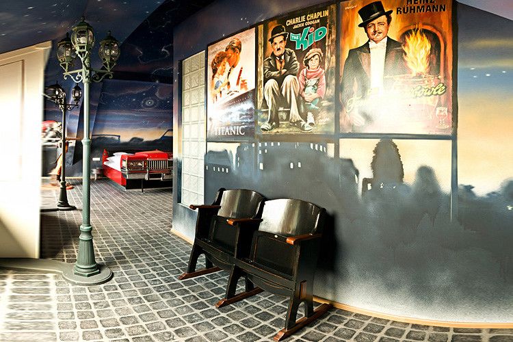 Für originalgetreues Retro-Flair erstrahlt ein Sternenhimmel über dem amerikanischen Luxus-Coupé. (Foto: V8 Hotel/Frank Hoppe)