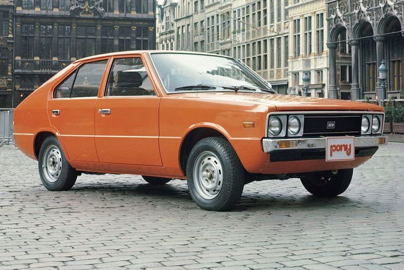 Im Jahr 1975 feierte der Pony als erste Eigenentwicklung sein Debüt. Für einen zeitgemäßen und weltmarkttauglichen Auftritt der vier Meter langen Schräghecklimousine sorgte Italdesign, ... (Hyundai)