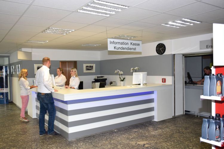 Die Serviceassistentinnen empfangen alle hereinkommende Kunden an der Infotheke. (Rubbel)