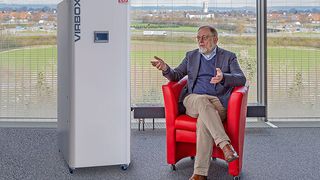 Peter Kulitz, Geschäftsführer von Esta, mit dem Esta-Luftreiniger Virbox. (Esta)