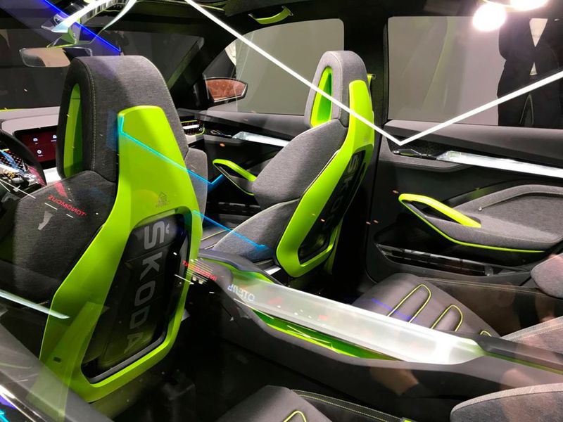 Die Inneneinrichtung der Studie ist recht futuristisch ausgefallen. (Bild: Seyerlein / »kfz-betrieb«)