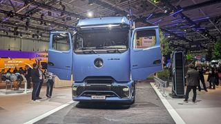 Ab November stellt Daimler Truck den E-Actros 600 her. Er soll mit einer Akkuladung bis zu 500 Kilometer fahren. (Bild: Simon / VCG)