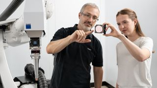 Mit der TruLaser Weld 3000 hat Trumpf eine kompakte Roboter-Laserschweißzelle entwickelt, die sich durch KI deutlich schneller programmieren lässt.  (Bild: Trumpf)