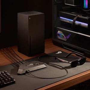 Über USB-C kann die Brille direkt an ein Gaming-Handheld oder Notebook angeschlossen werden. Das ROG Control Dock sorgt mit DisplayPort- und HDMI-Eingang für die Kompatibilität zu Gaming-PCs und Konsolen.(Bild:  Asus)