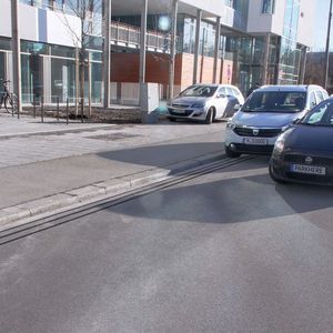 Paralleles Parken:  Die Sensoren in der Fahrbahn reagieren auf Druck. Im Bild sieht man die Streifen parallel zur Bordsteinkante. (Bild:  Park Here)