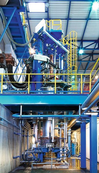 In einer solchen Elektroschlacke-Um­schmelz­anlage (ESU-Anlage) werden Blöcke des unter Vakuum erschmolzenen Materials umgeschmolzen, um den Reinheitsgrad zu erhöhen. (© Wolfram Schroll)