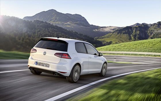 Zur Demonstration diente ein VW Golf, der Lenkroboter passt jedoch in jeden beliebigen Wagen. (VW)