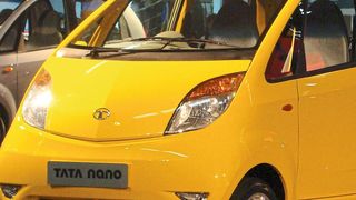 Der Tata Nano sollte einst die Mobilität in Indien revolutionieren. Doch die Verkaufszahlen blieben schwach. Zuletzt wurde das Auto gar nicht mehr nachgefragt, jetzt wird die Produktion offiziell eingestellt. (Bild: Tata Nano Yellow.jpg / Sharad Baliyan / CC BY-SA 2.0)