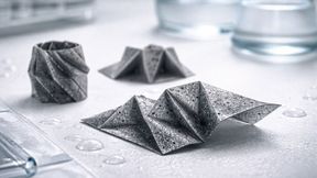 Graphenoxid-Folie: Magnetfeld oder Feuchtigkeit lässt das dünne Papier sich selbst entfalten. (Bild: Dall-E / KI-generiert)