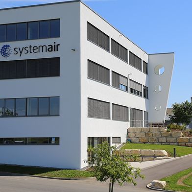 Systemair-Firmengebäude: Am Standort Windischbuch bündelt das Unternehmen Verwaltung, Logistik und Produktion. Das nahegelegene Expo-Center bietet Raum für die Fachseminare, Workshops und technische Trainings.


 (Bild: Systemair)