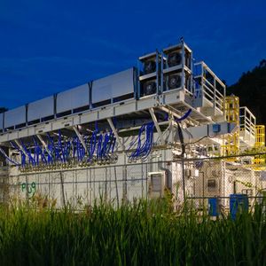 Dieser Prototyp eines PEM-Brennstoffzellensystems (Protonenaustauschmembran) kann lokal emissionsfreie Notstromversorgung für rund 10.000 Rechenzentrumsserver bereitstellen.(Bild:  John Brecher/Microsoft,)