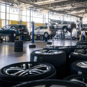 Seit Januar ist die Software an 18 Standorten der Autohausgruppe eingebunden und wird von 95 aktiven Verkäufern genutzt. Im Bild die Werkstatt des Standorts Kempten. (Bild:  Jonas Blank)