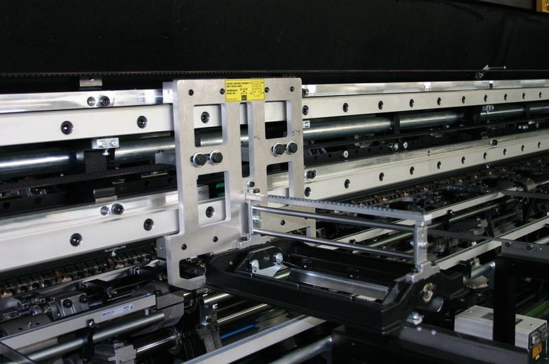 Kompletter Schusseintragswagen an einer Kettenwirkmaschine: Der Wagen verfährt zuverlässig jeden Tag mehrere Tausend Mal mit Geschwindigkeiten von bis zu 10 m/s. (Schaeffler)