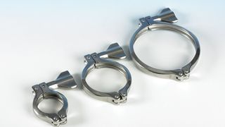 Insbesondere in der Lebensmittel-, Getränke-, Pharma-, Kosmetik- und Chemieindustrie sowie in der Biotechnik, Filter- und Wasseraufbereitungstechnik bewähren sich die Linnemann-Klammern „FL-Extra G“ mit Schnellverschluss.  (Bild: Linnemann)