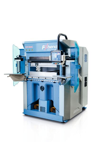 Die brandneue Gesenkbiegepresse FX bend, erstmals auf der Euroblech 2014 vorgestellt, ist modern, schnell und dazu noch bezahlbar. Sie bietet diverse Vorteile im Vergleich zu herkömmlichen Biegemaschinen. (Bild: Euromac)