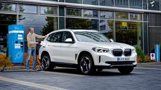 Der BMW iX3 startet im Januar ab 66.300 Euro. (Bild: BMW)