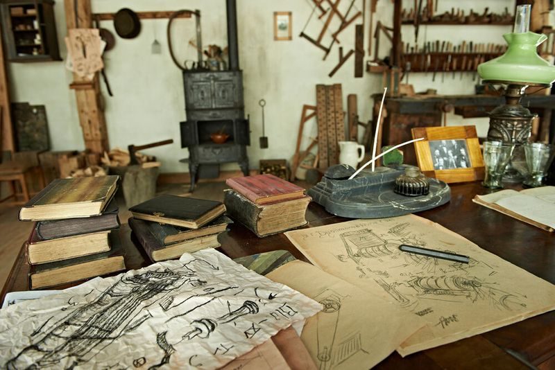 In der neuen Zentrale in München hat Siemens die historische Werkstatt des Firmengründers aus dem Jahr 1847 nachbauen lassen. Die erste Produktionsstätte befand sich in Berlin, im Hinterhaus der Schöneberger Straße 19 im heutigen Bezirk Friedrichshain. Es handelte sich um eine 150 Quadratmeter große Werkstatt, in der zehn Handwerker die ersten Zeigertelegrafen fertigten. Die Geräte wurden an drei Werkbänken aus Weißblech, Kupferdraht, Holzkisten und anderen Materialien hergestellt. Die Werner von Siemens-Werkstatt ist wie ein Schaufenster aufgebaut und öffentlich einsehbar. (Bild: Siemens)