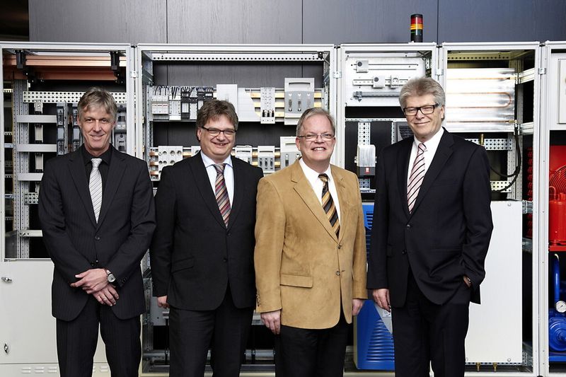 Freuen sich auf die Zusammenarbeit: Dr. Thomas Steffen, Rolf von Kiesling, Jens von Kiesling, Friedhelm Loh (v.l.). (Bild: Rittal)