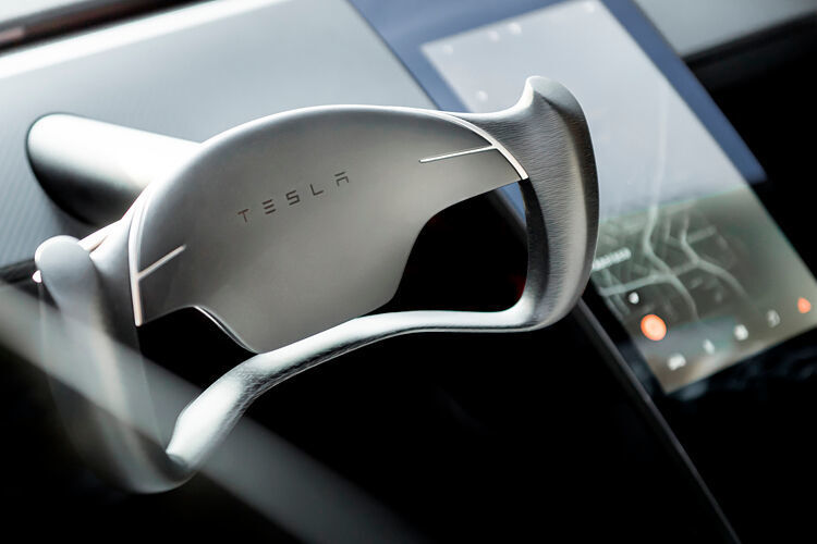 Sehr aufgeräumt, leicht futuristisch: Das Cockpit des Tesla Roadster. (Tesla)