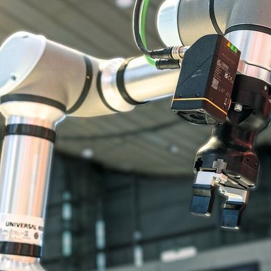 Smart vision sensors facilitate applications where the robot needs to recognize objects. (Image:IFM Electronic GmbH)