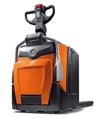 Red Dot Award 2015 - Elektrischer Niederhubwagen BT Levio P Series von Toyota: Die energieeffizienten Niederhubwagen der BT Levio P-Serie sind auf eine einfache, sichere Bedienung mit großem Komfort und hoher Wendigkeit ausgelegt. Eine robuste, ergonomische Gestaltung ermöglicht Rundumsicht für einen sicheren Einsatz. Klappbare Seitenschutzwände und Fahrerplattform, ein kleiner Wendekreis und eine höhenverstellbare Deichsel tragen zusätzlich zu Fahrkomfort und Effizienz dieser kompakten und zugleich kraftvollen Niederhubwagen bei. (Bild: Red Dot)