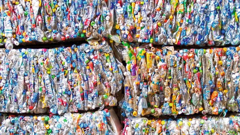 Verbesserte Ökobilanz für PET-Recycling und rPET: Viele Recyclingunternehmen vertrauen bei der Aufbereitung ihres Waschwassers auf Zentrifugen. (Bild: GEA)