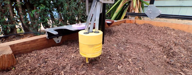 Der Farmbot im Einsatz beim Saatgutpflanzen. (Farmbot.io)