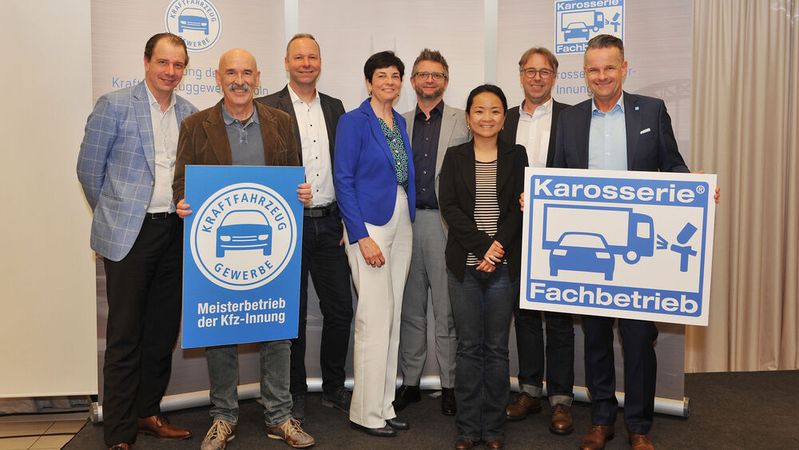 Die Macher der Innungsversammlung in Köln (v. l.) Obermeister Stefan Bäckmann und Stellv. Obermeister Uwe de Graef (Kfz-Innung Köln), Christian Kunde (AI-Beats), Claudia Weiler (Innungs-Geschäftsführerin), Uwe Hausdorff (jobs.auto), Dr. Tingting Brengelmann (CDC), ZKF-Präsident Arndt Hürter und Obermeister Oliver Nienhaus (Karosseriebauer-Innung Köln).(Bild:  Kfz- und Karosseriebauer-Innung Köln)