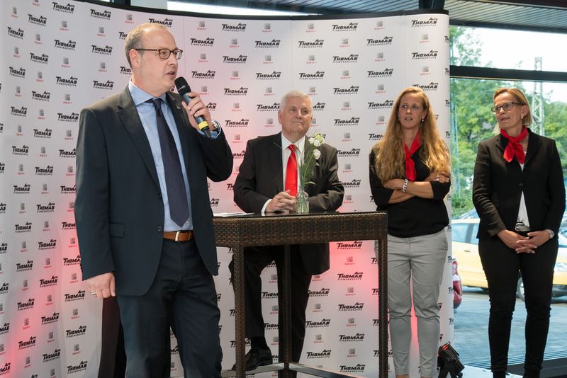 Die Seat-Bauberatung unterstützt neue Händler bei der Errichtung der Autohäuser. Netzchef Holger Müller würdigte die Umsetzung bei Auto Thomas. (Auto Thomas)