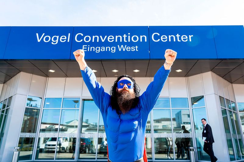 Passend zum Motto „Mehr Power für Superhelden“ begrüßte „Superman“ die Kongressteilnehmer. (Bild: Stefan Bausewein)