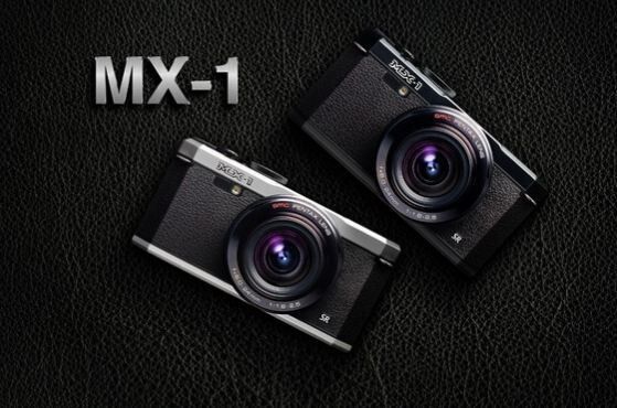 Pentax setzt mit seiner MX-1 voll auf den Retro-Trend. (Bild: Pentax)