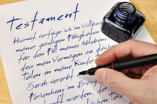 Ein handschriftliches Testament ist wahrsceinlich die gängigste Form des Nachlasses. Aber für vermögende Menschen mit komplexen Eigentumsstrukturen ist ein notariell beglaubigtes Testament zu empfehlen. Ein handschriftliches Testament ist wahrsceinlich die gängigste Form des Nachlasses. Aber für vermögende Menschen mit komplexen Eigentumsstrukturen ist ein notariell beglaubigtes Testament zu empfehlen.