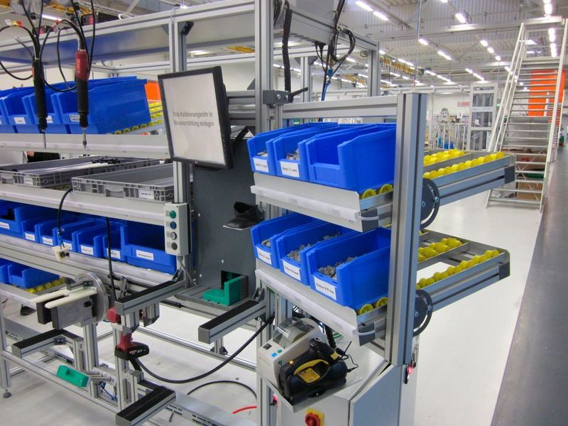 Die Montage- und Testlinien von Minitec sind für die Werkstückbereitstellung mit einem Kanban-Regal sowie einem Pick-by-Light-System ausgestattet. (MiniTec)