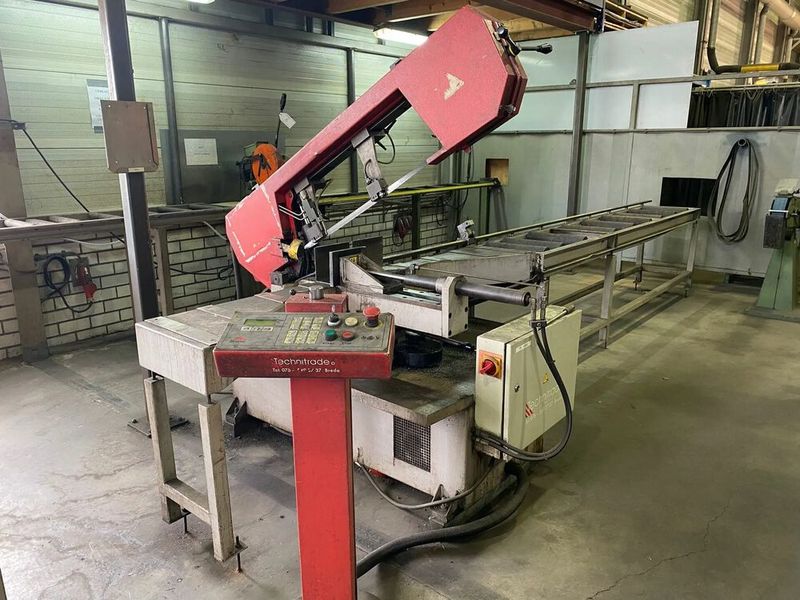 ...sowie diese Bomar-Horizontalbandsäge, Typ STG 260 DGH. (Bild: Surplex)