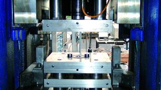 Umformen und Lochen – diese Kombination wurde am Institut für Integrierte Produktion (IPH) an einem Schmiedestück und auf der gezeigten Presse untersucht, und das mit Erfolg. Bild: IPH (Archiv: Vogel Business Media)