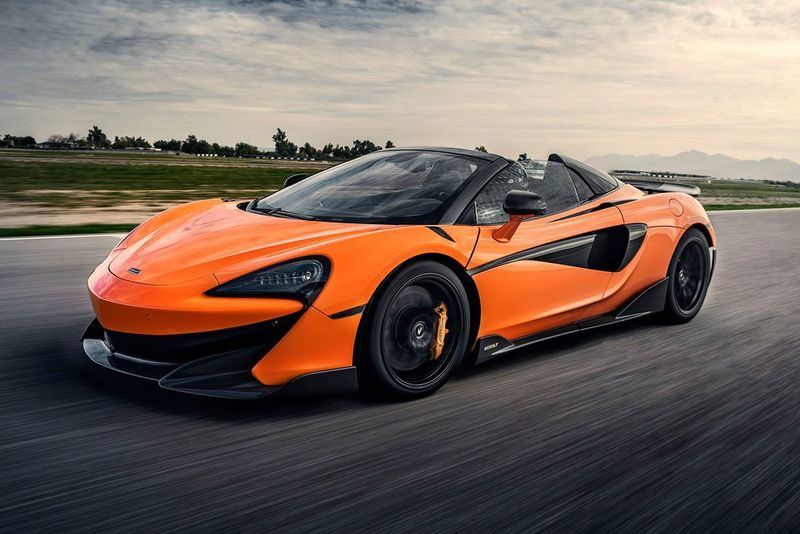 Den Reiz des Longtails macht die brachiale, ungefilterte Art aus, mit der der 3,8 Liter große V8-Turbo seine Power aus dem Heck rotzt und den 600 LT dem Horizont entgegen katapultiert. (McLaren)