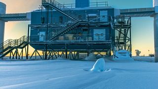 Das Ice-Cube-Labor bei Sonnenuntergang (Martin Wolf (redfurwolf) IceCube/NSF)
