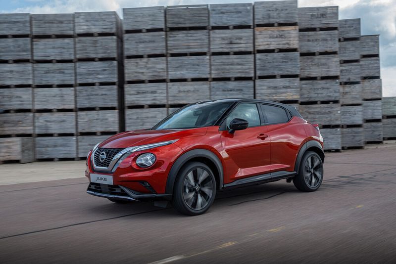 Das Einstiegsmodell wartet immer mit manueller Klimaanlage, Tempomat, Radio mit USB-Anschlüssen, LED-Scheinwerfern mit Fernlichtassistent, elektrischen Fensterhebern und Verkehrszeichenerkennung auf. (Nissan)