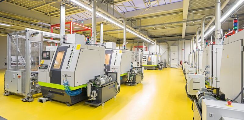 Der Drehteilehersteller EZU-Metallwaren hat zwei von 22 Drehmaschinen auf einen 24-Stunden-Betrieb mit künstlicher Intelligenz umgerüstet. (Bild: EZU-Metallwaren )