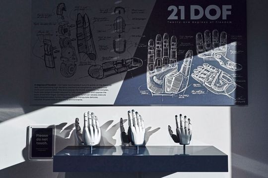 Zu Besuch bei Agile Robots: Die Hand ist der "Ferrari" unter den Werkzeugen, den man eben nicht verwendet "um zum Bäcker zu fahren".(Bild:  Agile Robots)