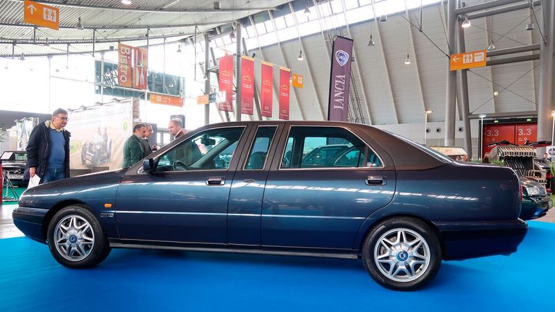 Eine von sechs gebauten Lancia Kappa Limousinen. Baujahr 1996 mit 3,0-Liter-V6 und verlängertem Radstand. Erstbesitzer Gianni Agnelli bestellte ein Vinyl-Dachbespannung, vorn Leder, hinten Velours und besonders große Aschenbecher im Fond. (Bild: Diehl – VCG)