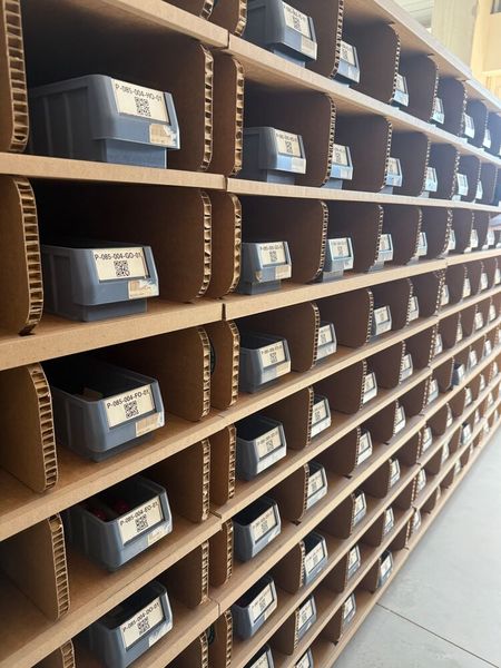 Für das effiziente Management von Kleinteilen in Fachbodenregalen hat ONK die Stellplatzetiketten farbcodiert: Gelb für die A-Ebene, Weiß für alle anderen Ebenen. Richtungspfeile zeigen jeweils zur entsprechenden Ebene. (Bild: Yusen Logistics)