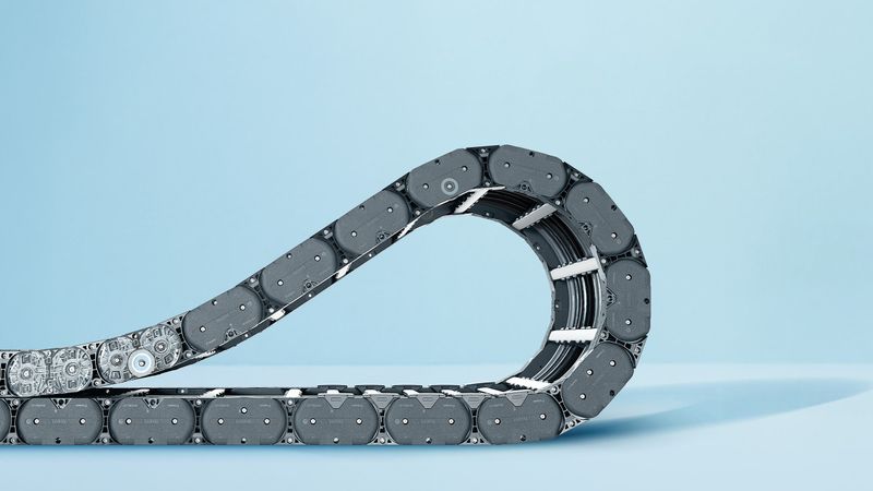 Bei der Entwicklung seiner neuen Hochleistungsenergiekette TKHP hat Tsubaki Kabelschlepp erstmals 3D-Druck und 3D-Scan durchgängig kombiniert – mit spürbaren Effekten auf Entwicklungstempo, Materialeinsatz und Wirtschaftlichkeit. In der Serie bleibt der Spritzguss bei der TKHP das Verfahren der Wahl.(Bild:  Tsubaki Kabelschlepp)