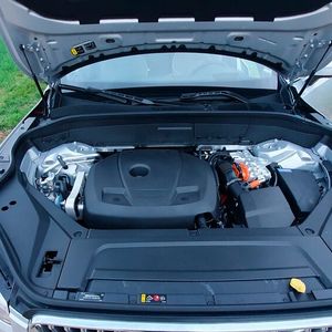 3. Der Antrieb:  Er besteht aus einem Turbo-Vierzylinder-Motor mit 2,0 Liter Hubraum und 228 kW/310 PS sowie einem Elektromotor mit 107 kW/145 PS. Das ergibt eine Systemleistung von 335 kW/455 PS. (Bild:  Mauritz – VCG)