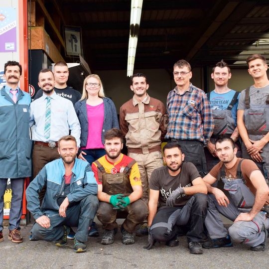 Geschäftsführer Vlorim Sekiraqa (ganz links im Bild) und sein Team.(Bild:  »kfz-betrieb« / Schweitzer)